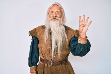 Gri saçlı, uzun sakallı, Viking kostümü giyen, dört numarayı işaret eden, kendinden emin ve mutlu gülümseyen yaşlı adam.. 