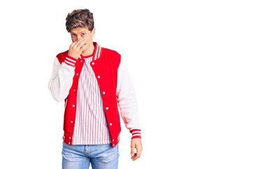 Beyzbol üniforması giyen yakışıklı bir adam pis ve iğrenç bir koku alıyor. Nefesini burnunda tutuyor. Kötü kokuyor. 