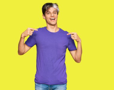 Günlük kıyafetler giyen, kendine güveni olan, kendini gururlu ve mutlu gösteren genç İspanyol bir adam.. 