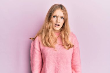 Şok olmuş gibi giyinmiş, kuşkucu ve alaycı görünen, ağzı açık gezen, güzel, beyaz bir kız. 