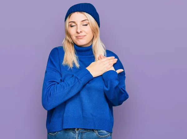 Junge Kaukasische Frau Wollenen Winterpullover Und Mütze Mit Lächelnden Händen — Stockfoto