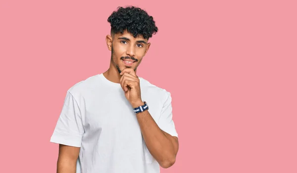 Junger Arabischer Mann Lässigem Weißem Shirt Der Selbstbewusst Die Kamera — Stockfoto