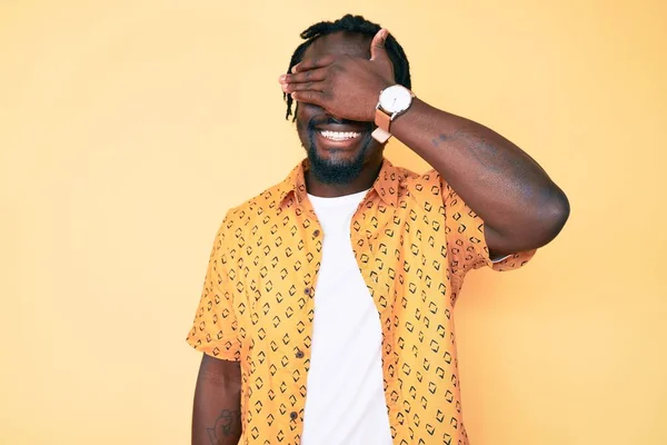 Joven Hombre Afroamericano Con Trenzas Con Ropa Casual Sonriendo Riendo — Foto de Stock