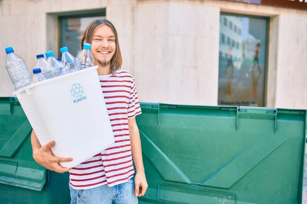 Jovem Caucasiano Com Cabelos Longos Loiros Barba Reciclando Garrafas Plástico — Fotografia de Stock