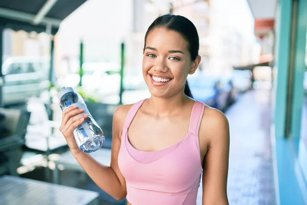 Ung Vacker Hispanic Sportig Kvinna Bär Fitness Outfit Ler Glad — Stockfoto