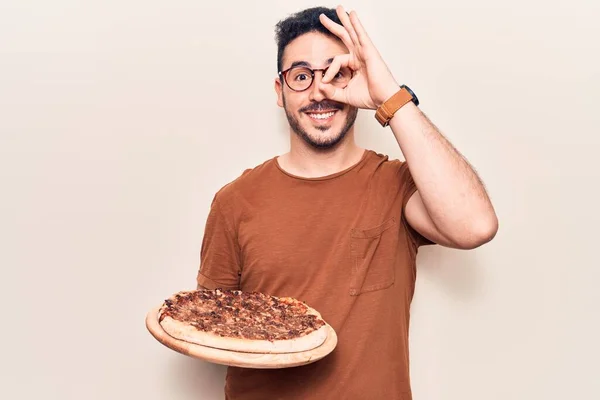 안경을 스페인 남자가 이탈리아 피자를 웃으며 행복하게 손으로 손가락을 확인하는 — 스톡 사진