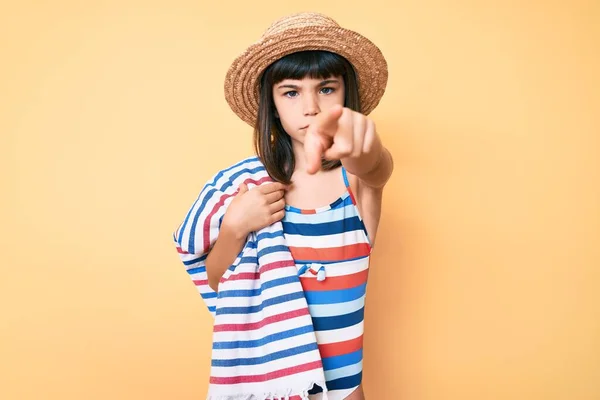 Jong Meisje Met Bang Dragen Badpak Zomer Hoed Houden Handdoek — Stockfoto