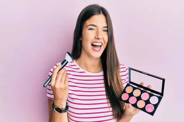 Junge Brünette Frau Mit Make Pinsel Und Rouge Palette Lächelnd — Stockfoto