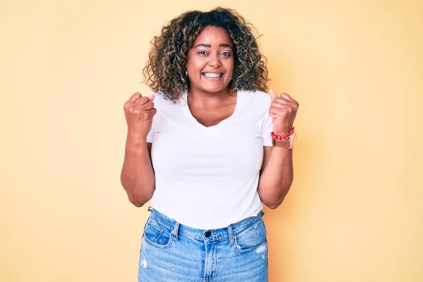 Jonge Afro Amerikaanse Size Vrouw Draagt Casual Witte Tshirt Vieren — Stockfoto