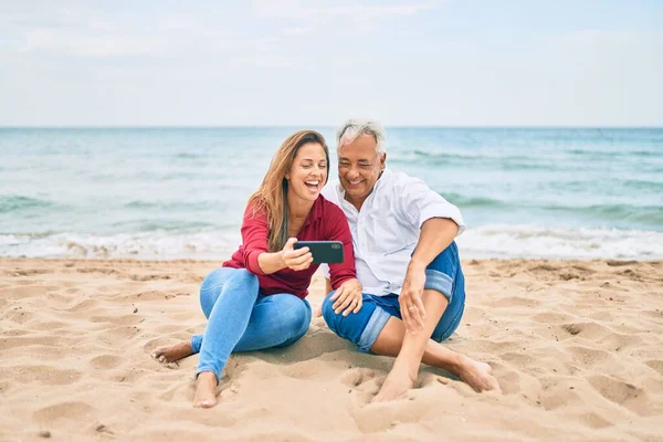 Μεσήλικες Ισπανόφωνοι Βγάζουν Selfie Από Smartphone Στην Παραλία — Φωτογραφία Αρχείου