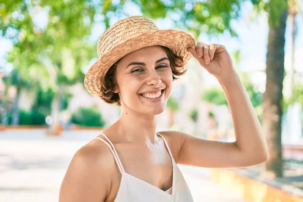 Joven Mujer Hispana Vacaciones Sonriendo Feliz Caminando Por Parque —  Fotos de Stock
