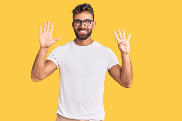 Jeune Homme Hispanique Portant Des Vêtements Décontractés Des Lunettes Montrant — Photo