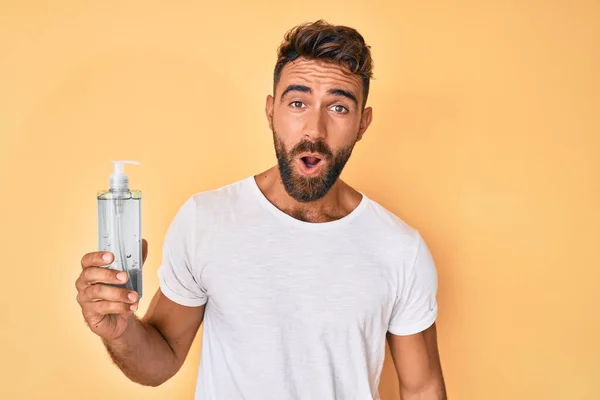 Jeune Homme Hispanique Utilisant Gel Désinfectant Pour Les Mains Effrayé — Photo