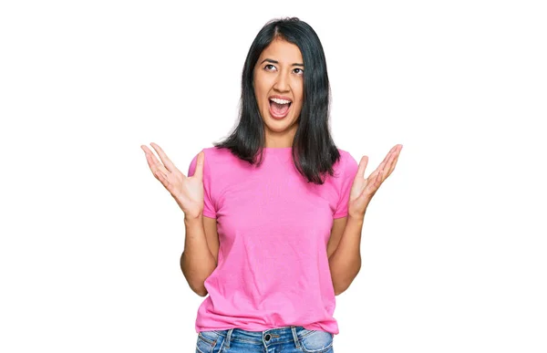 Schöne Asiatische Junge Frau Lässigem Rosa Shirt Verrückt Und Verrückt — Stockfoto