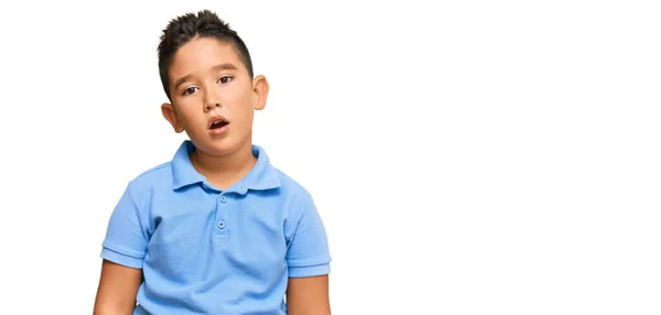 Niño Hispano Vistiendo Ropa Casual Con Cara Shock Escéptico Sarcástico —  Fotos de Stock