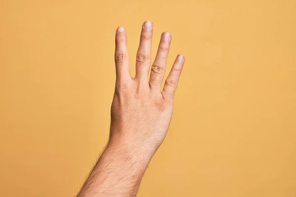 Mano Joven Caucásico Mostrando Dedos Sobre Fondo Amarillo Aislado Contando — Foto de Stock