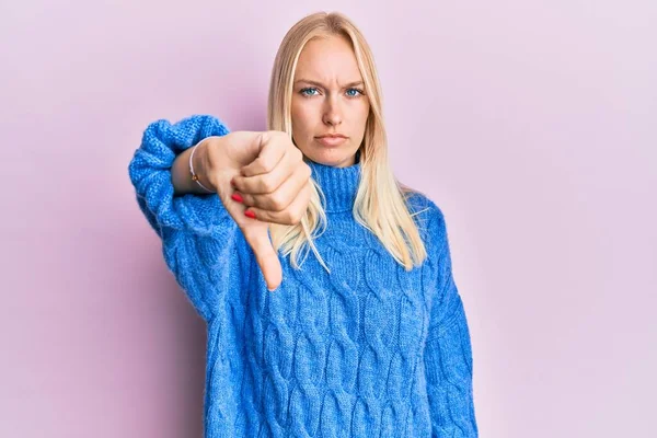 Młoda Blondynka Ubrana Wełniany Zimowy Sweter Wyglądająca Nieszczęśliwą Wściekłą Wykazująca — Zdjęcie stockowe