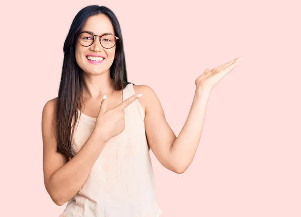 Joven Hermosa Mujer Caucásica Con Ropa Casual Gafas Sorprendidas Sonriendo —  Fotos de Stock