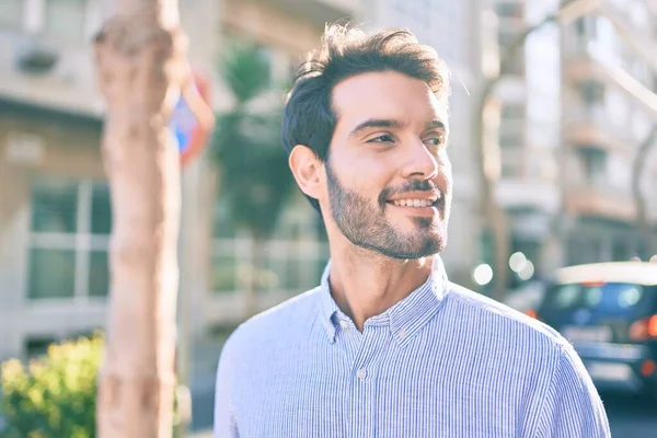 Junger Hispanischer Mann Lächelt Glücklich Durch Die Stadt — Stockfoto
