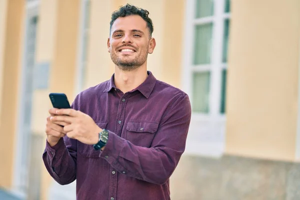 Joven Hombre Hispano Sonriendo Feliz Usando Smartphone Ciudad — Foto de Stock