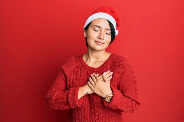 Belle Jeune Femme Aux Cheveux Courts Portant Chapeau Noël Souriant — Photo