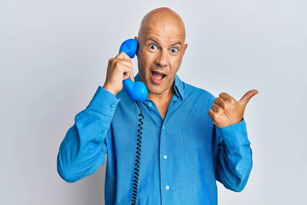 Středního Věku Plešatý Muž Mluví Retro Telefon Ukazuje Palec Nahoru — Stock fotografie