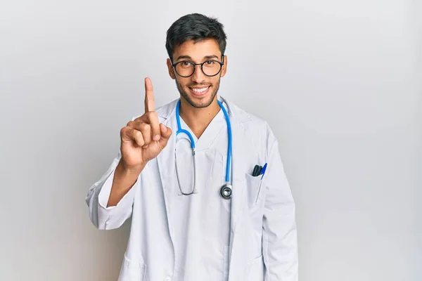 Jovem Homem Bonito Vestindo Uniforme Médico Estetoscópio Mostrando Apontando Para — Fotografia de Stock