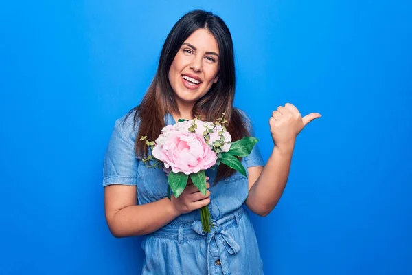 Joven Mujer Morena Hermosa Sosteniendo Ramo Flores Rosadas Sobre Fondo —  Fotos de Stock