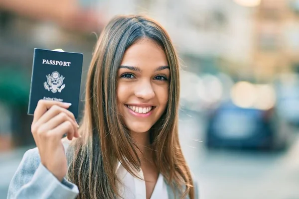 Joven Empresaria Latina Sonriendo Feliz Sosteniendo Pasaporte Los Estados Unidos — Foto de Stock