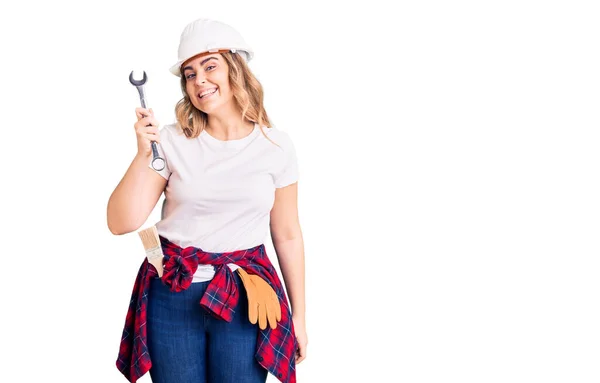 Junge Kaukasierin Mit Bollenhut Und Schraubenschlüssel Die Positiv Und Glücklich — Stockfoto