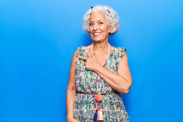 Mujer Mayor Pelo Gris Vestida Con Ropa Casual Sonriendo Alegre —  Fotos de Stock