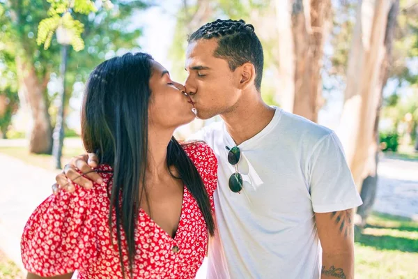 Jovem Casal Latino Abraçando Beijando Parque — Fotografia de Stock