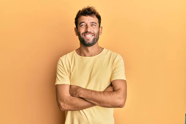 Hombre Guapo Con Barba Vistiendo Camiseta Amarilla Casual Sobre Fondo — Foto de Stock