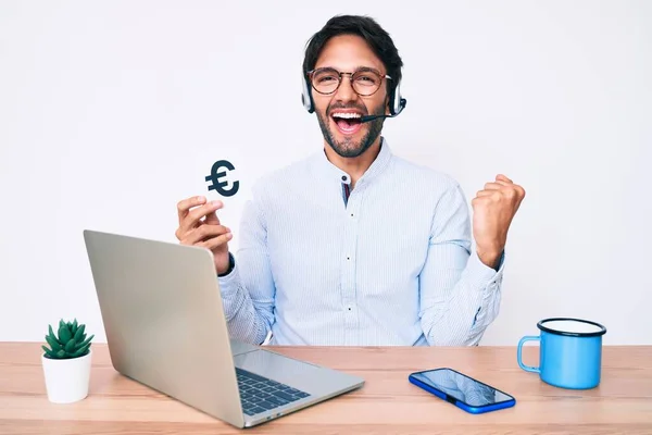 Hombre Hispano Guapo Trabajando Oficina Sosteniendo Pancarta Euro Gritando Orgulloso —  Fotos de Stock