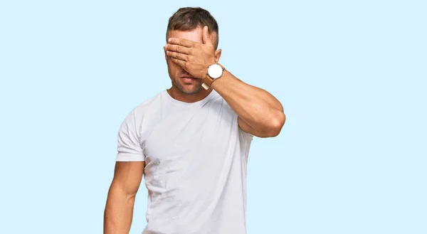 Knappe Spier Man Draagt Casual Witte Tshirt Bedekken Ogen Met — Stockfoto