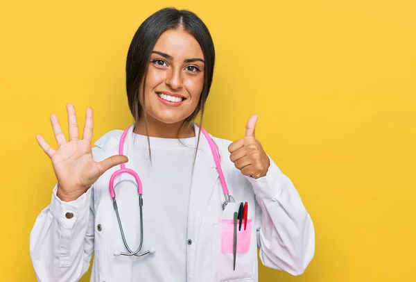 Güzel Spanyol Kadın Doktor Üniforması Steteskop Giyiyor Altıncı Parmaklarını Gösterip — Stok fotoğraf