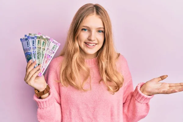 Krásná Mladá Běloška Drží Indické Rupie Bankovky Slaví Úspěch Šťastným — Stock fotografie
