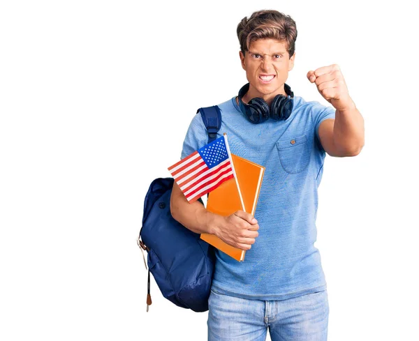 Junger Gutaussehender Mann Mit Studentenrucksack Und Kopfhörer Mit Buch Und — Stockfoto