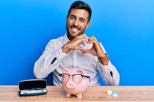 Bonito Homem Hispânico Com Economia Banco Porquinho Para Óculos Sorrindo — Fotografia de Stock
