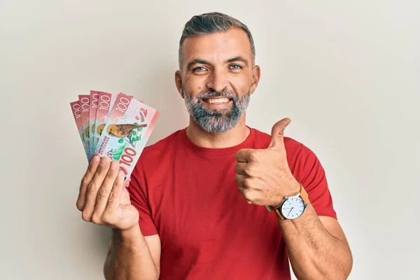 Hombre Guapo Mediana Edad Sosteniendo 100 Billetes Nuevos Zealand Dólares —  Fotos de Stock