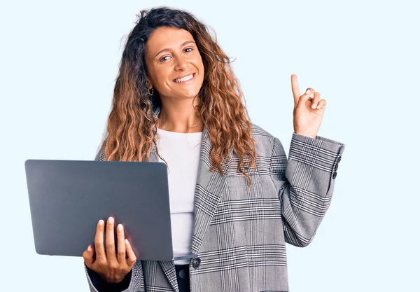 Young Hispanic Woman Tattoo Holding Laptop Surprised Idea Question Pointing — Stock Photo, Image