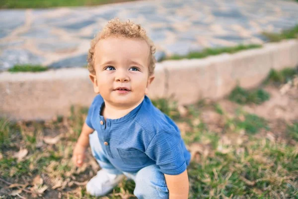 Niño Lindo Feliz Divirtiéndose Parque Día Soleado Hermoso Pelo Rubio — Foto de Stock