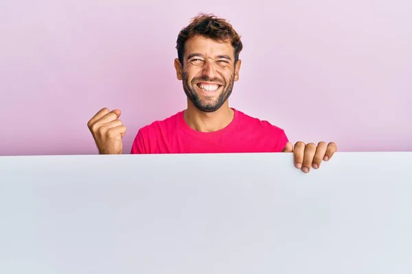 Hombre Guapo Con Barba Sosteniendo Banner Vacío Blanco Gritando Orgulloso — Foto de Stock