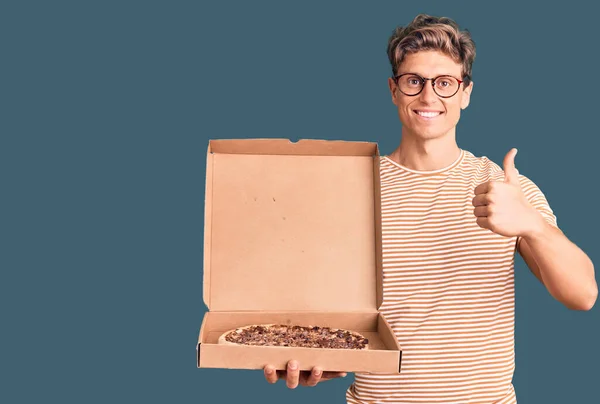 Jeune Bel Homme Tenant Livraison Boîte Pizza Souriant Heureux Positif — Photo