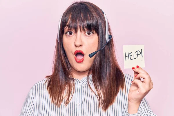 Ung Storlek Kvinna Bär Call Center Agent Headset Hålla Hjälp — Stockfoto