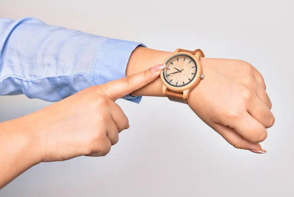Mão Uma Jovem Empresária Caucasiana Usar Relógio Pulso Apontando Com — Fotografia de Stock
