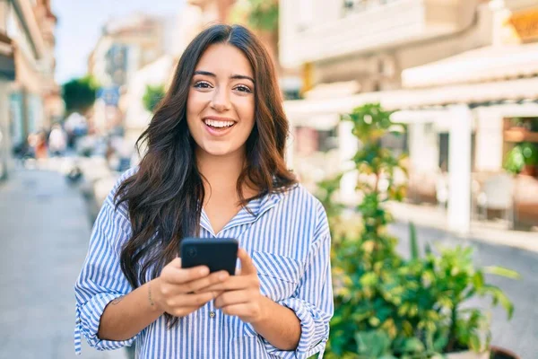 Jovem Empresária Hispânica Sorrindo Feliz Usando Smartphone Cidade — Fotografia de Stock