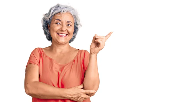 Senior Vrouw Met Grijs Haar Draagt Oranje Tshirt Glimlachen Gelukkig — Stockfoto