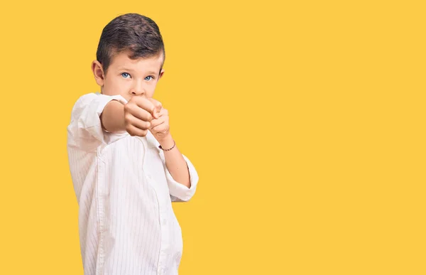 Niño Rubio Lindo Con Camisa Elegante Puñetazo Puño Para Luchar —  Fotos de Stock