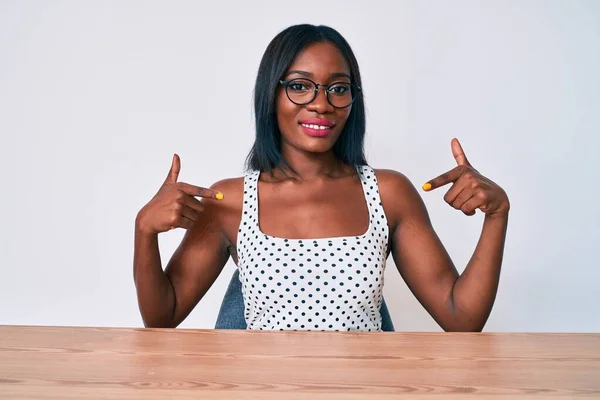 Junge Afrikanisch Amerikanische Frau Lässiger Kleidung Und Brille Sitzt Auf — Stockfoto